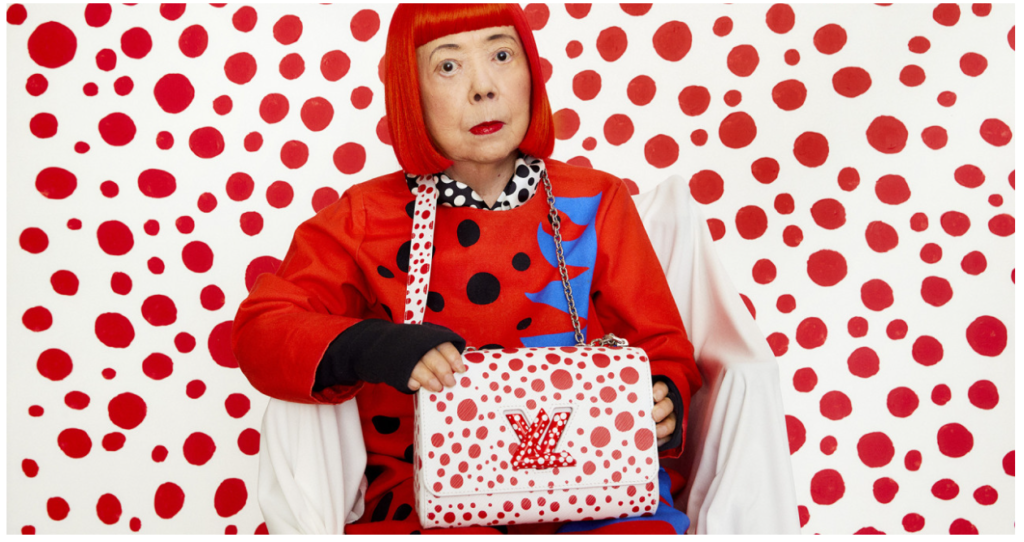 L’artiste japonaise de quatre-vingt-quatorze ans, photographiée avec le sac Twist PM LV x YK, fait pénétrer la maison Louis Vuitton dans son univers de points. © Yayoi Kusama /Photo Yusuke Miyazaki.