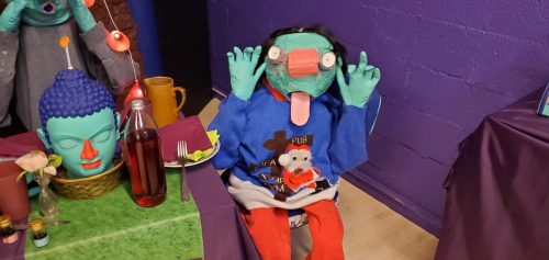 ©Modelaine Amblard vu scénographie : Figure enfant qui tire la langue