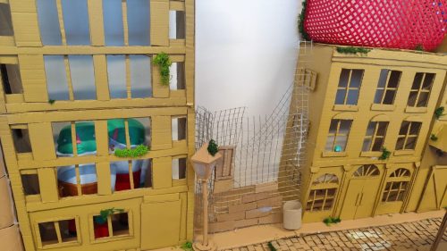 ©Modelaine Amblard vu scénographie : bâtiments en construction