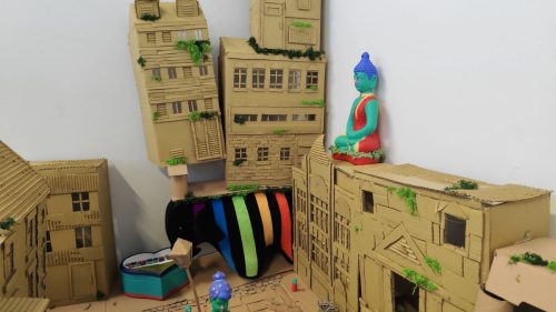 ©Modelaine Amblard vu scénographie : éléphant portant des batiments